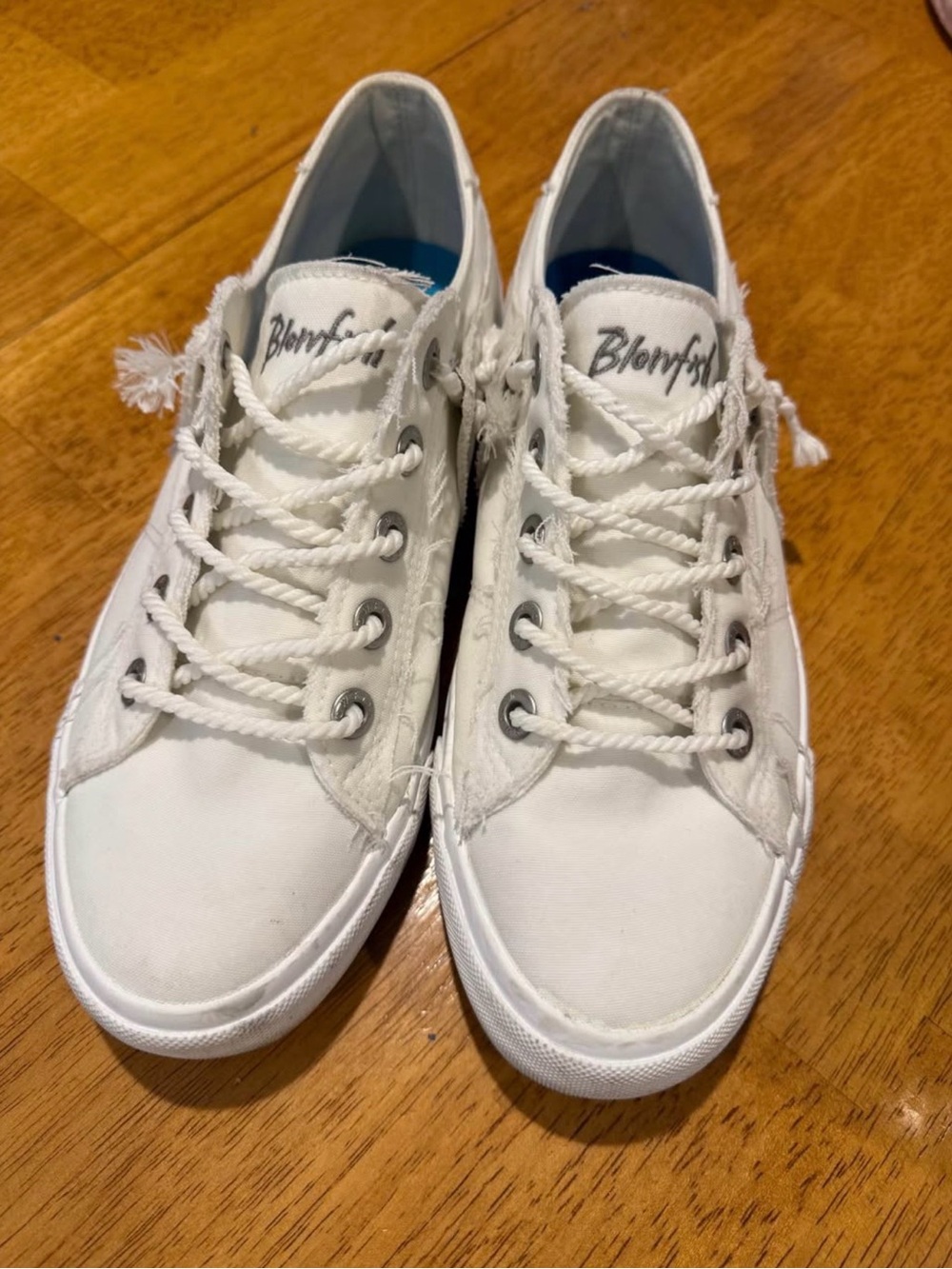 Blowfish size 10 womans white slip on sneakers